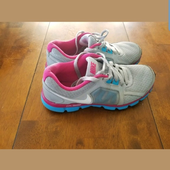 Nike Shoes - Women's nike dual fusion size 8.5